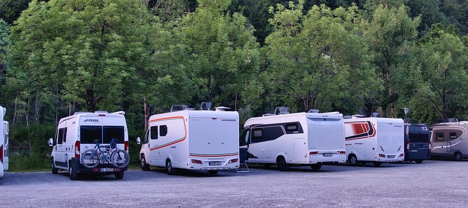 Des campings-cars sur le parking